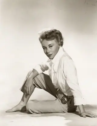 Glynis Johns photo 8 — Blonde, Average