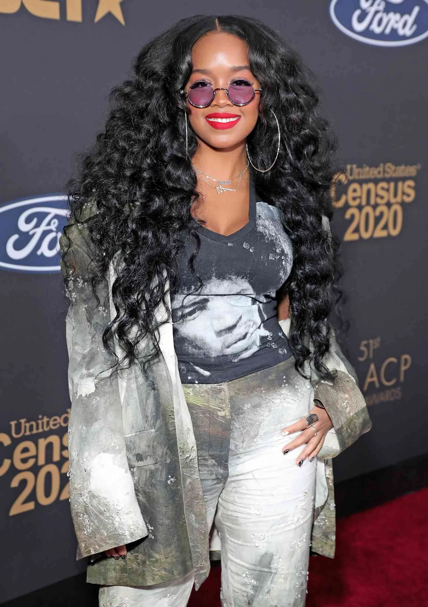 H.E.R. photo 2 — Black, Average