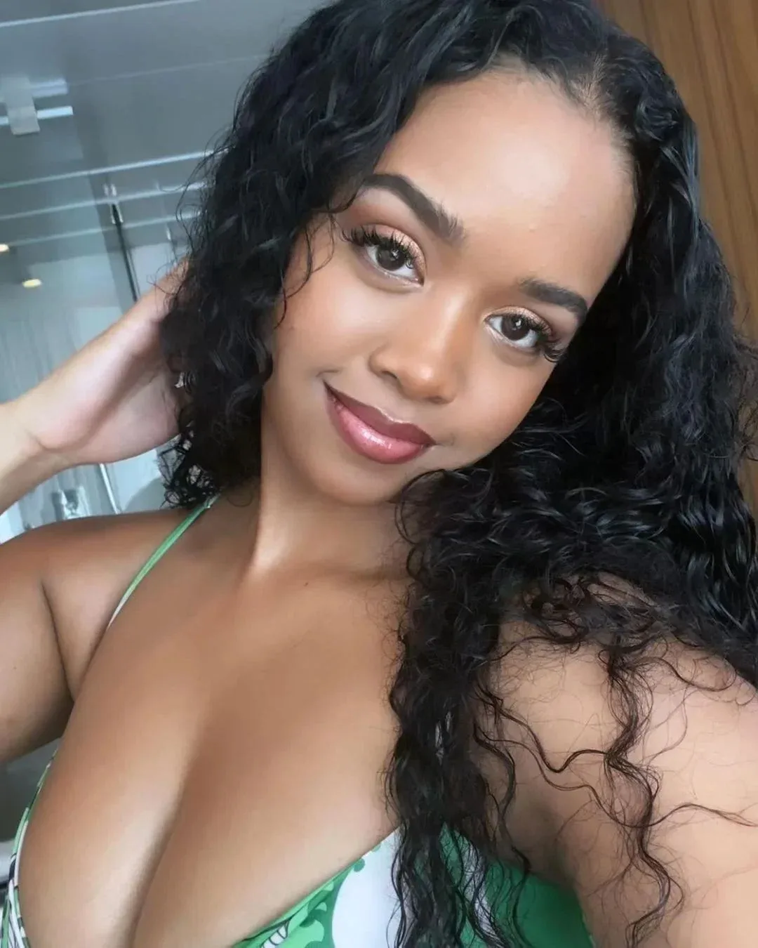 H.E.R. photo 8 — Black, Average