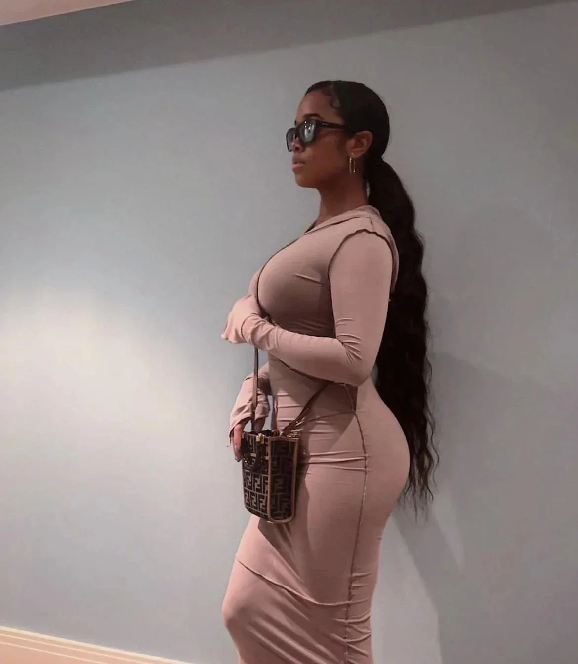 H.E.R. photo 9 — Average, Brown