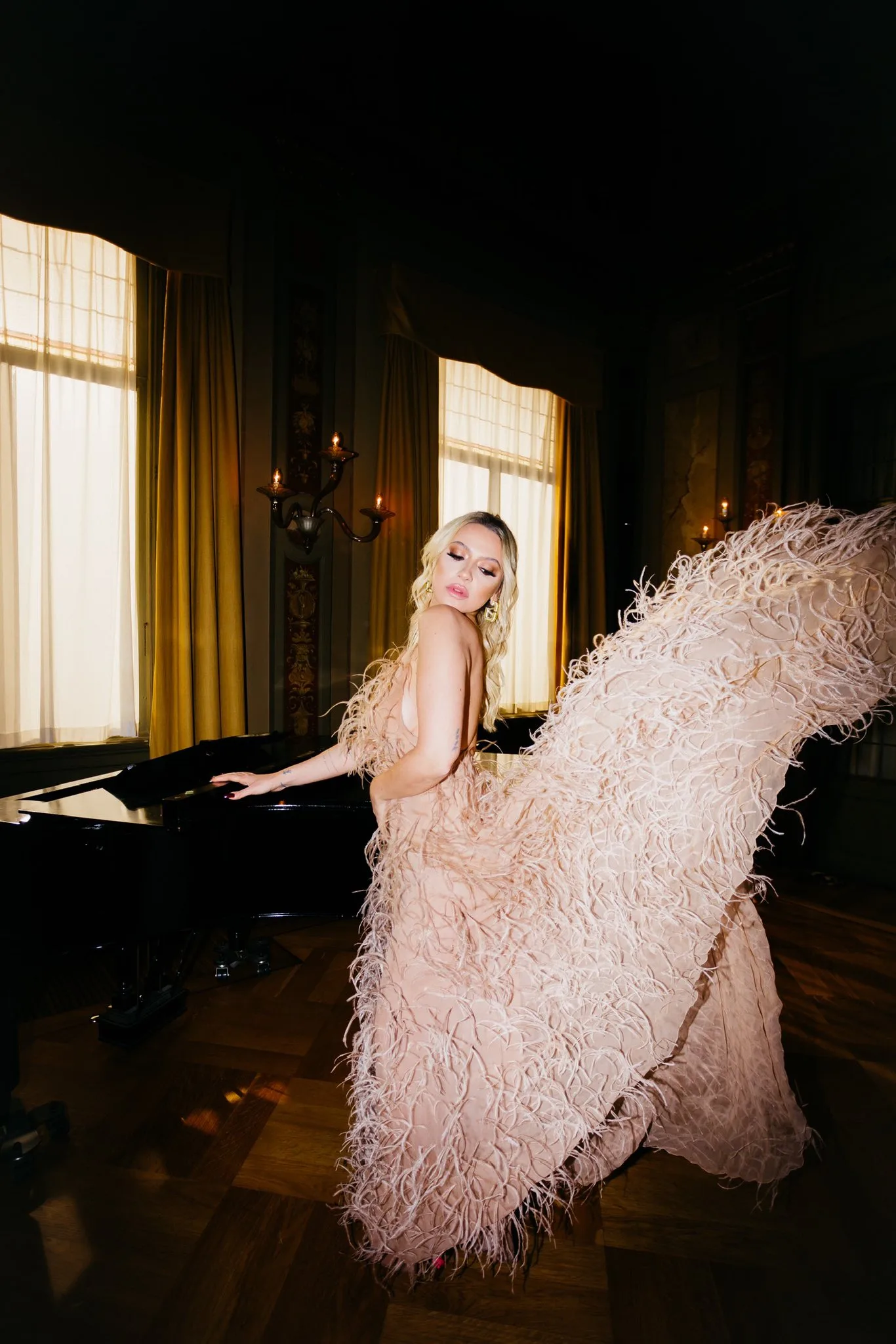 Hadise photo 12 — Influencer, Musician: Singer, TV Host, YouTuber, Belgian), (Turkish