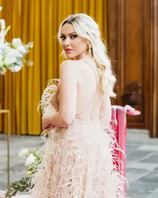 Hadise photo 3 — Average, Brown