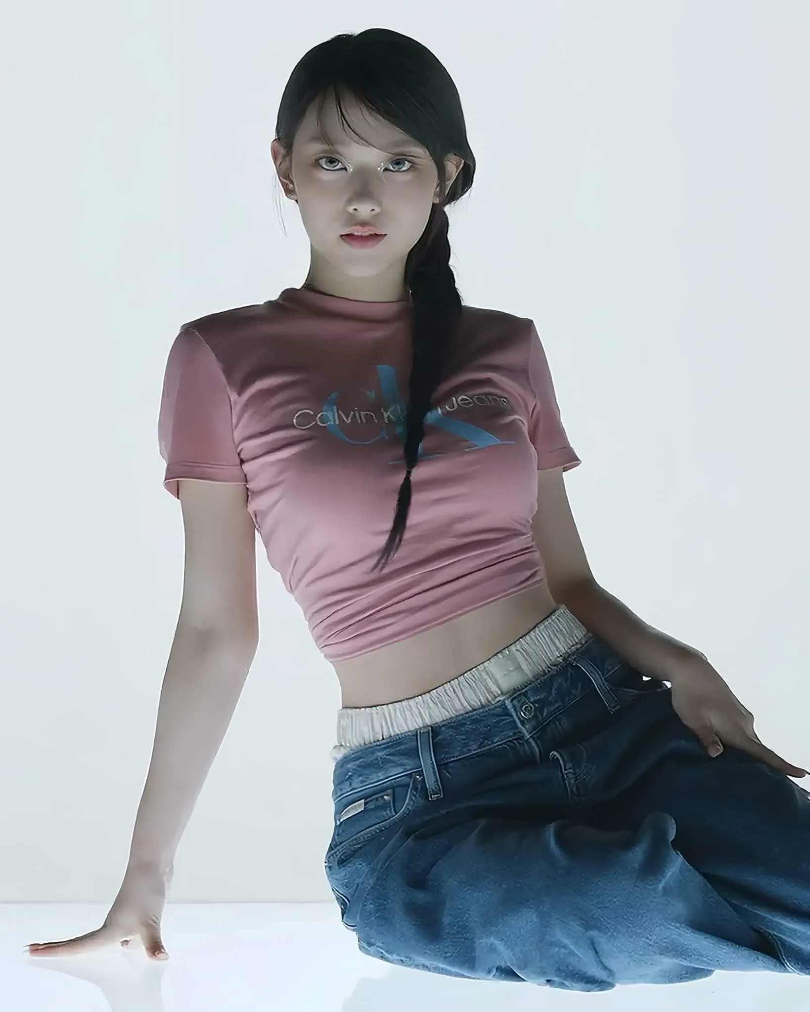 Haerin photo 1 — South Korean, Slim