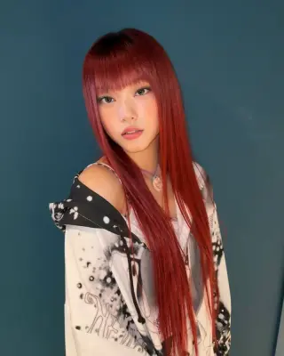 Haerin photo 11 — Asian, Musician:  K-pop Idol