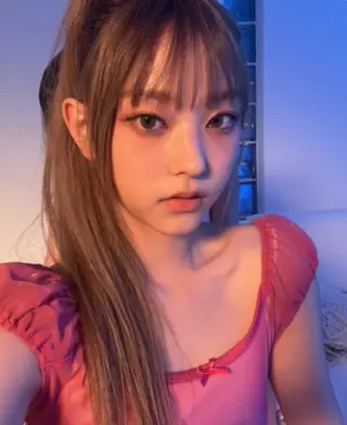 Haerin photo 17 — South Korean, Slim
