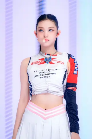 Haerin photo 2 — Slim, Asian
