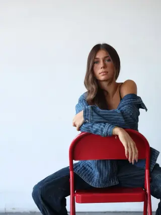 Hailey Bills photo 6 — American, Brown