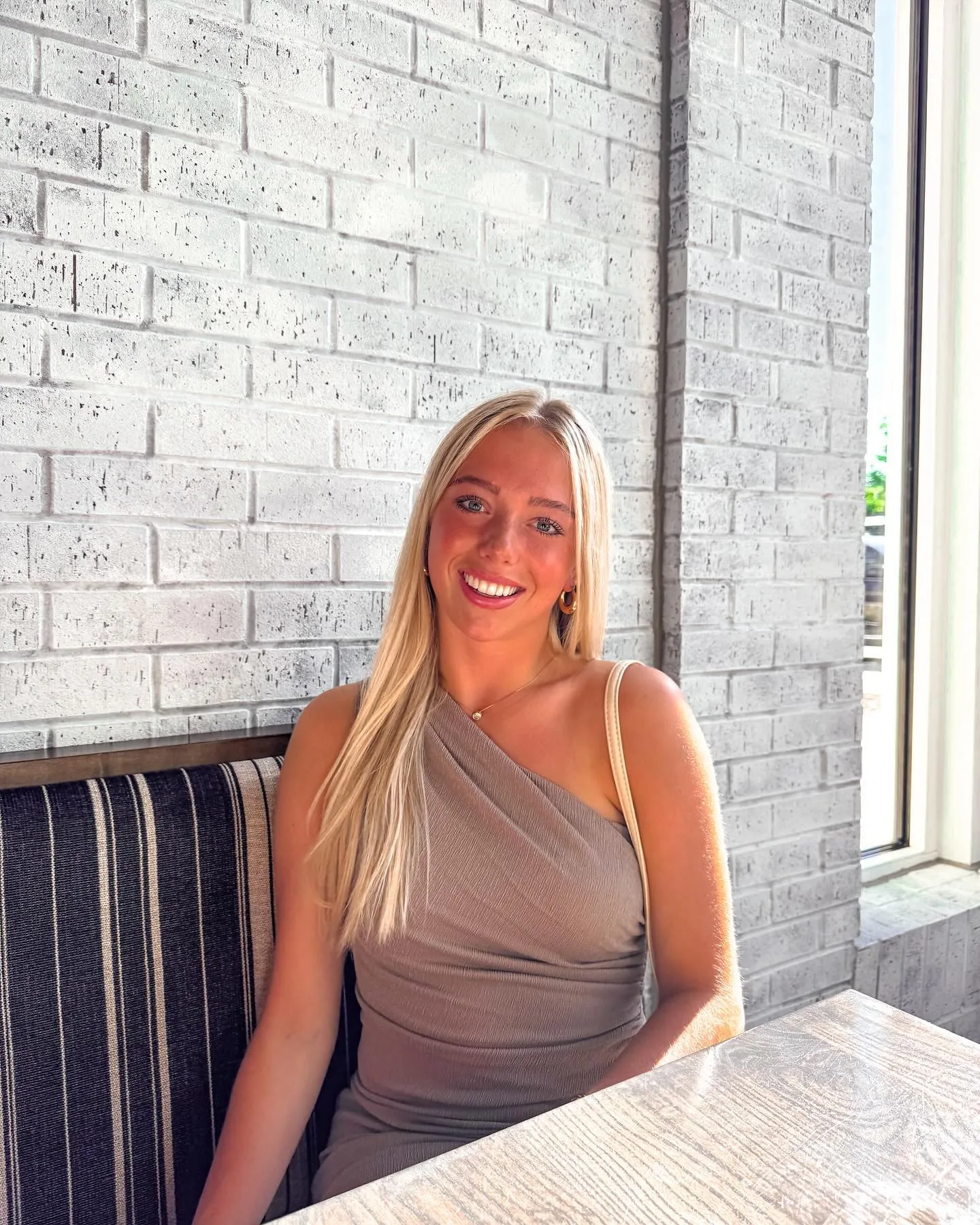 Hailey Hansen photo 8 — Blonde, Average
