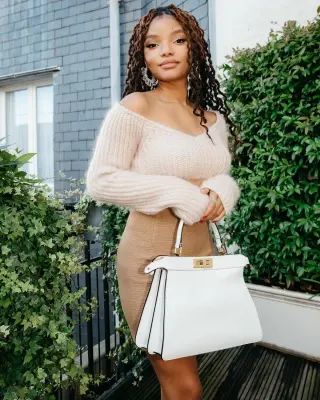 Halle Bailey photo 14 — Black, Average