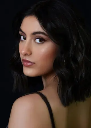 Hana Martin photo 8 — Brown, Slim