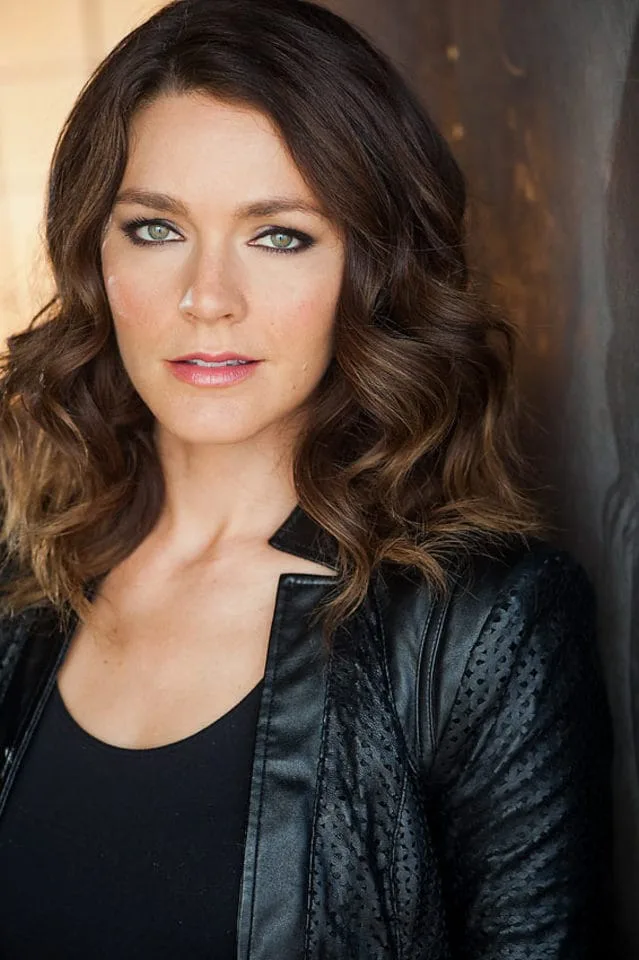 Hannah Barefoot photo 13 — American, Brown