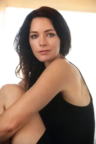 Hannah Barefoot photo 7 — American, Brown