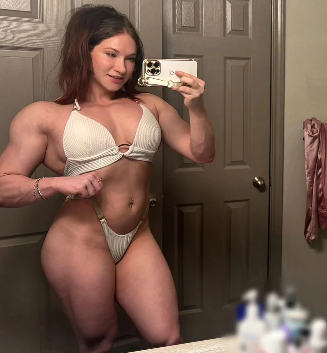 Hannah Hussein photo 15 — Muscular, Green