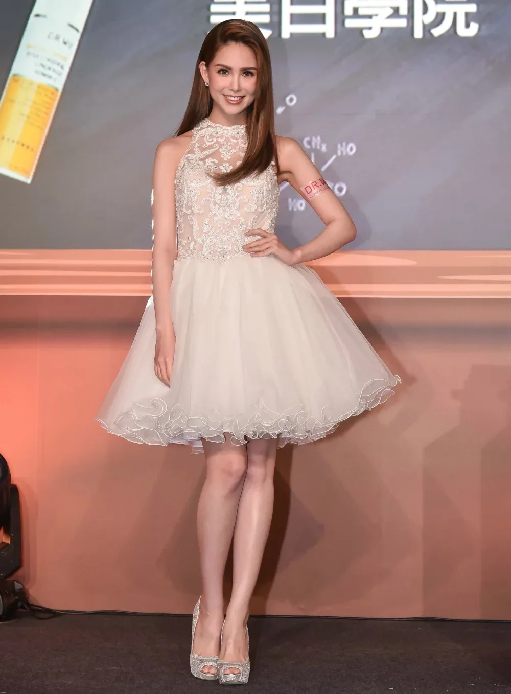 Hannah Quinlivan photo 2 — Brown, Slim