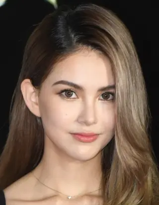 Hannah Quinlivan photo 3 — Slim, Brown