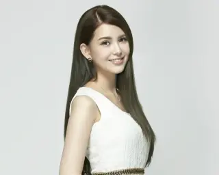 Hannah Quinlivan photo 7 — Australian),  (Taiwanese, Brown