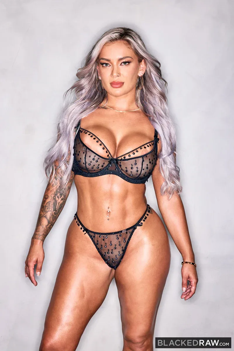 Hayley Davies photo 2 — Blonde, Athletic