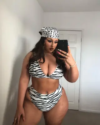 Holly Marston photo 5 — Caucasian, Graphic Designer, Plus Size Model