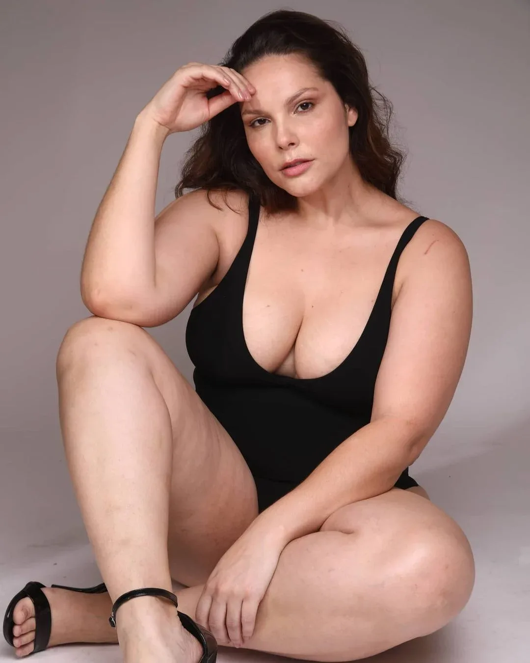 Idaiane Wogel photo 4 — Brown, Latin