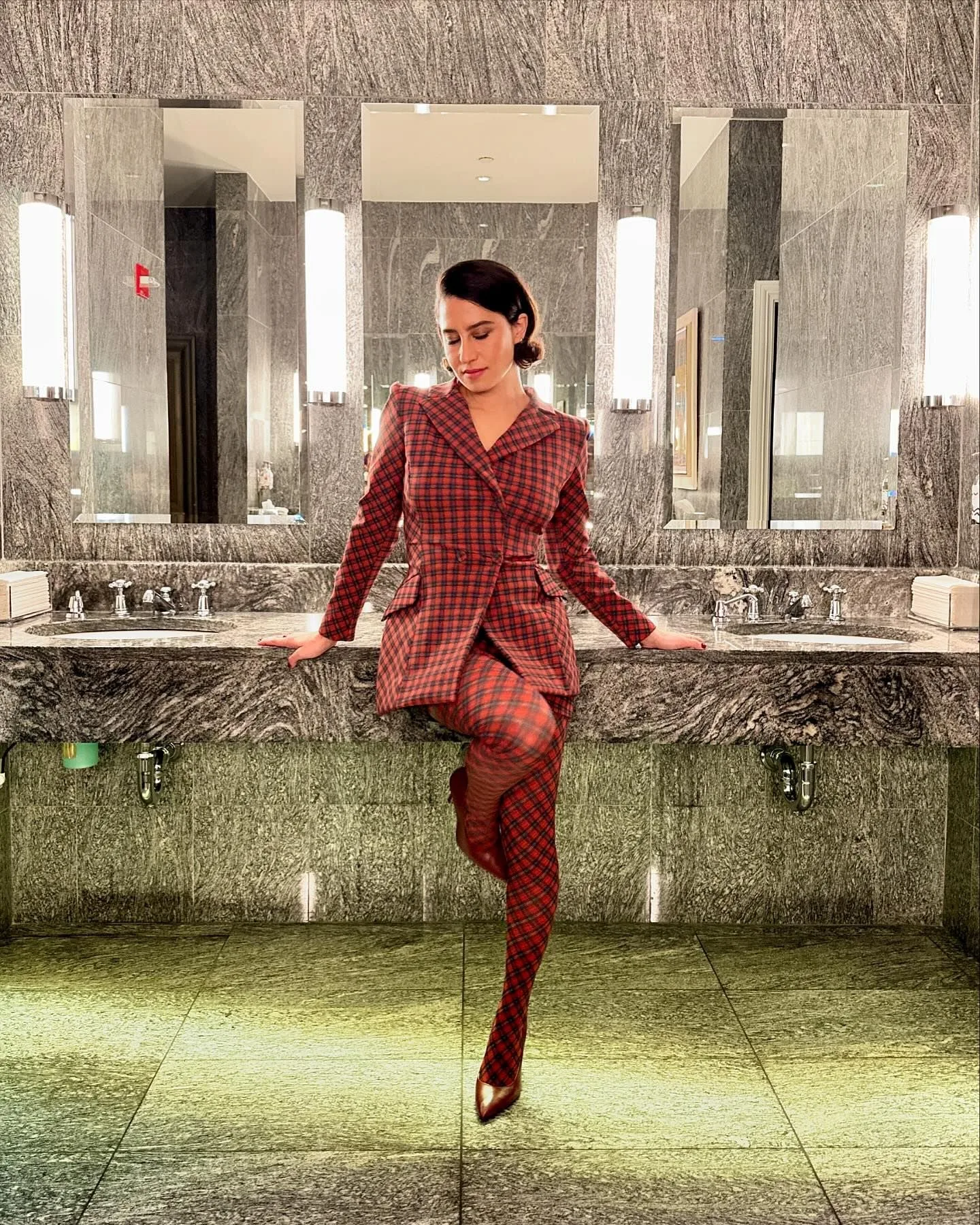 Ilana Glazer photo 2 — Brown, Average