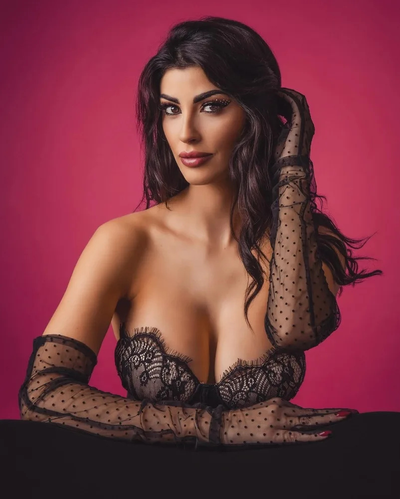 Ilaria Farago photo 8 — Brown, Average