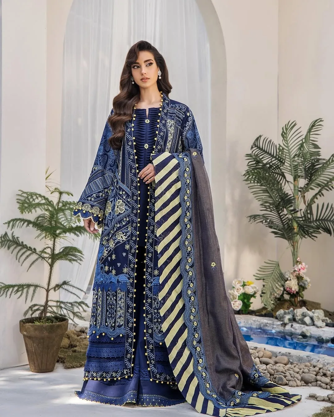 Iqra Aziz photo 2 — Brown, Slim
