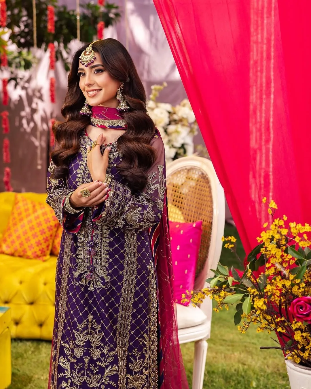 Iqra Aziz photo 8 — Brown, Slim