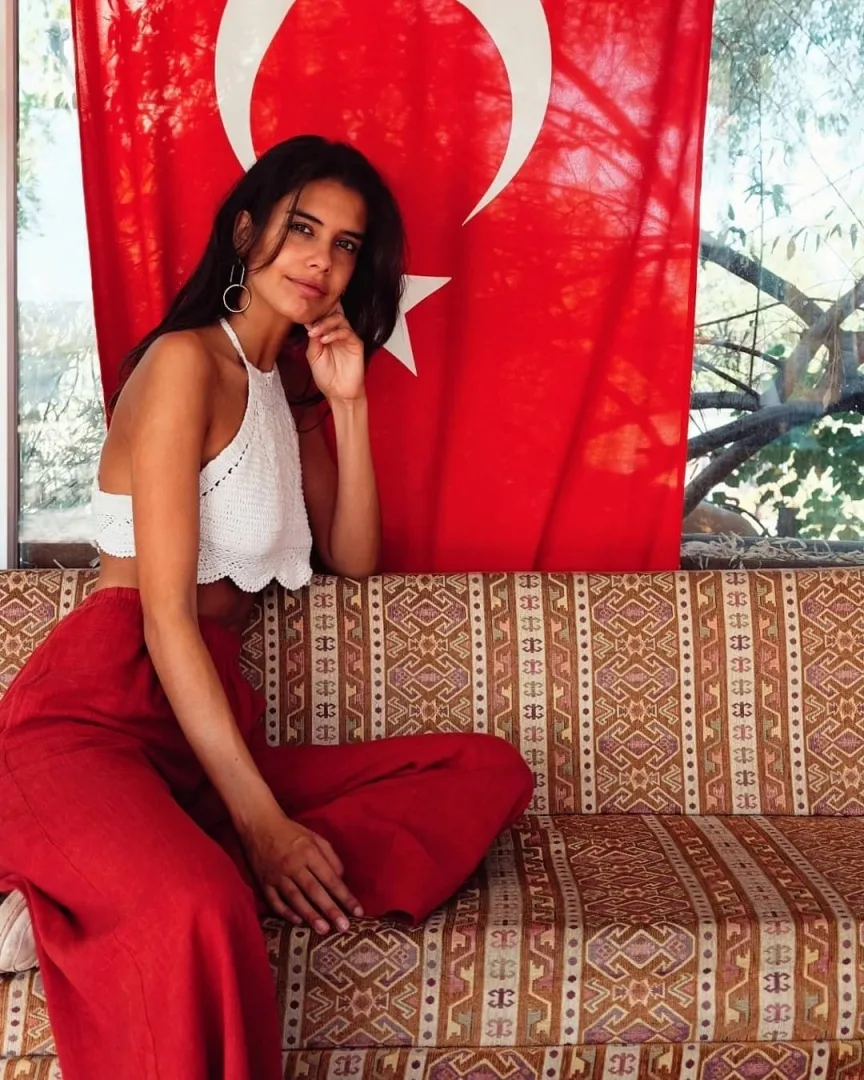 Isabela Valadeiro photo 13 — Portuguese, Brown