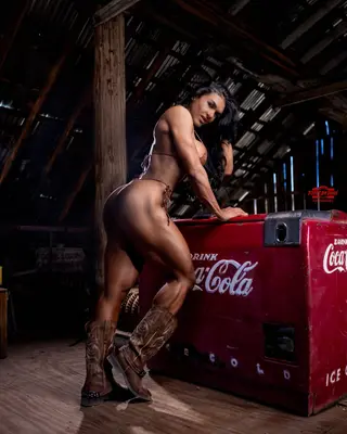 Isamara Santos photo 3 — Muscular, Brown