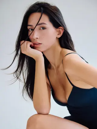 Ishika Sharma photo 11 — Mixed-race (primarily Asian), Model
