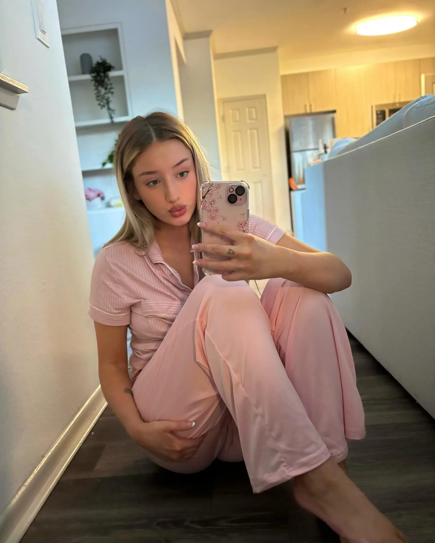 Izzy Rae photo 18 — Hooters Girl, Porn Star, Reality TV Star, American
