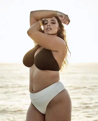 Jada Sezer photo 10 — Brown, Caucasian