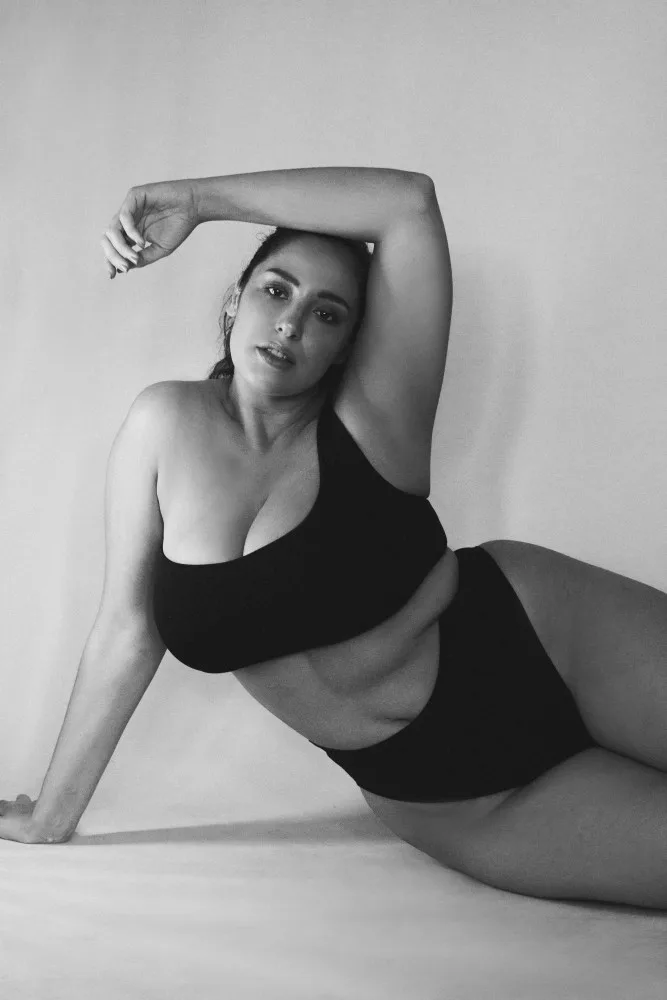 Jada Sezer photo 16 — Brown, Caucasian
