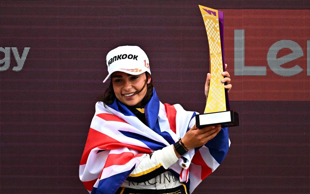 Jamie Chadwick photo 12 — Sportswoman: Race Car Driver, British