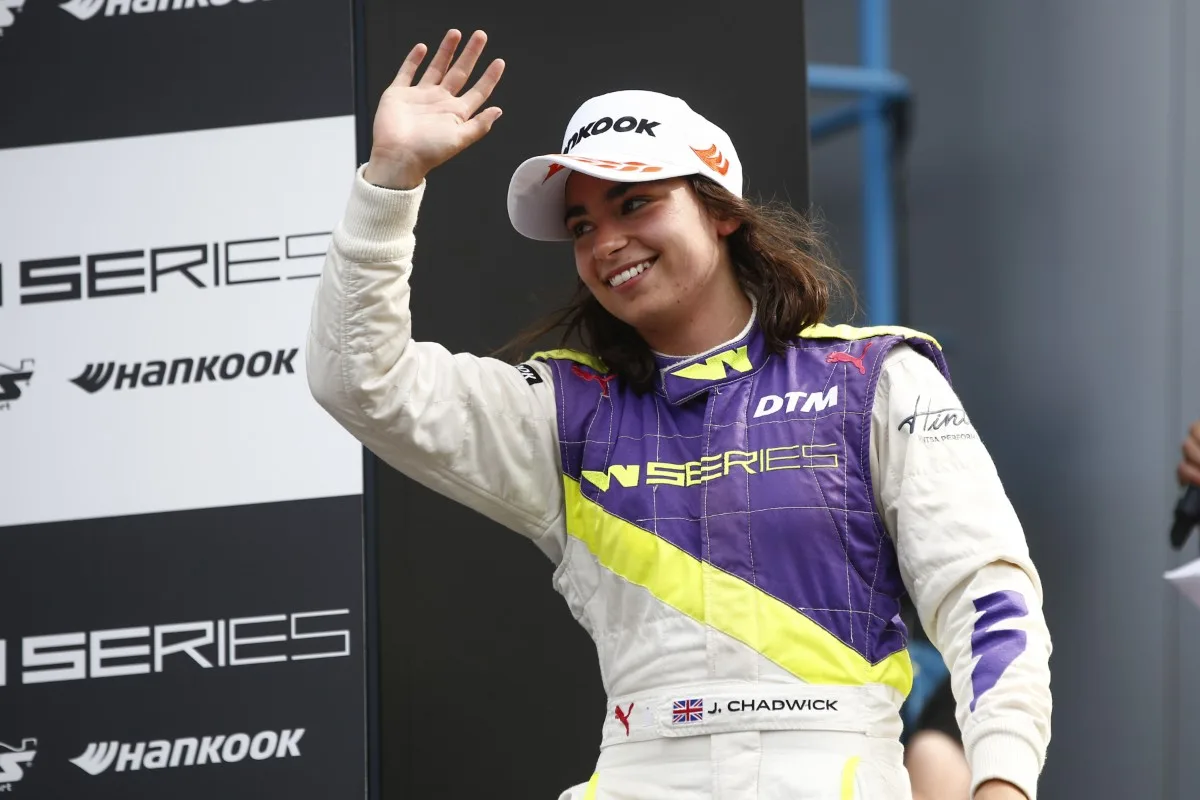 Jamie Chadwick photo 8 — Brown, Average