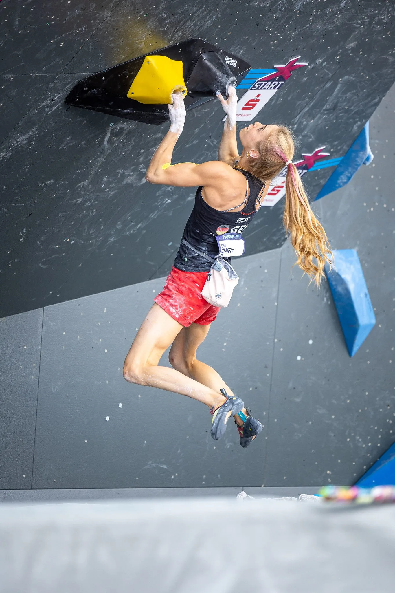 Janja Garnbret photo 15 — Athletic, Blue