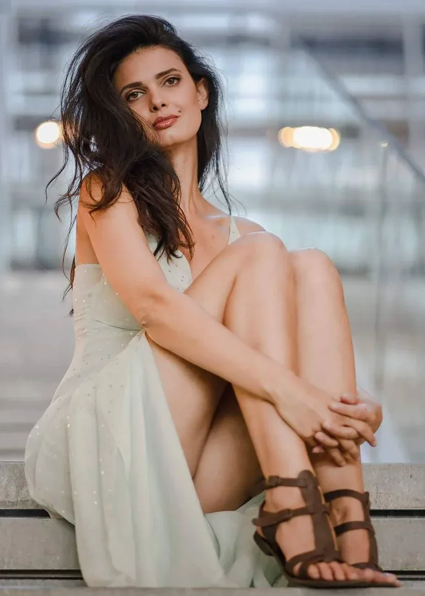 Jasmine Andreas photo 14 — Brown, Slim