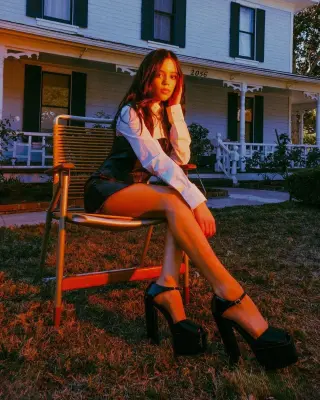 Jenna Ortega photo 4 — Brown, Latin