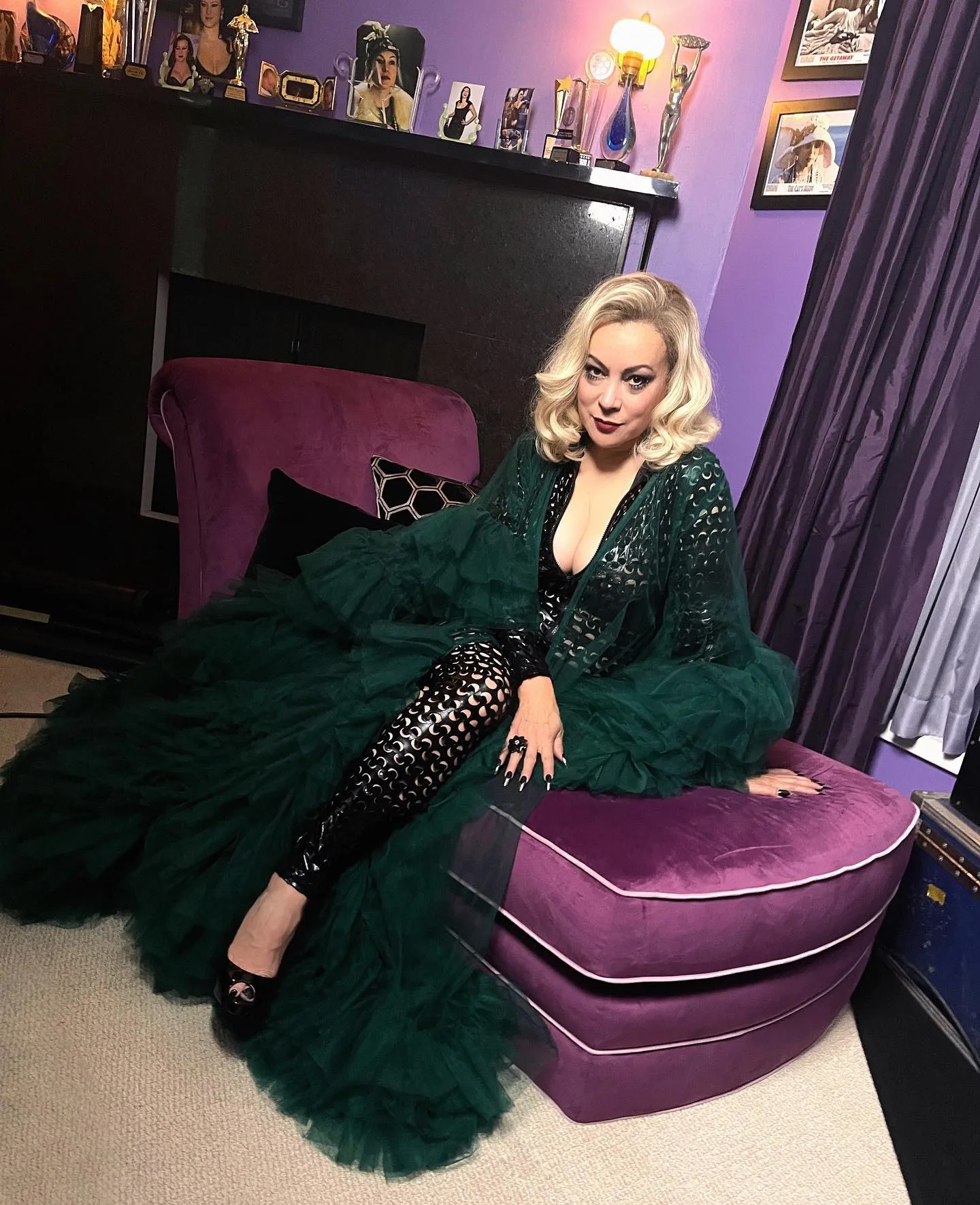 Jennifer Tilly photo 9 — Average, Brown