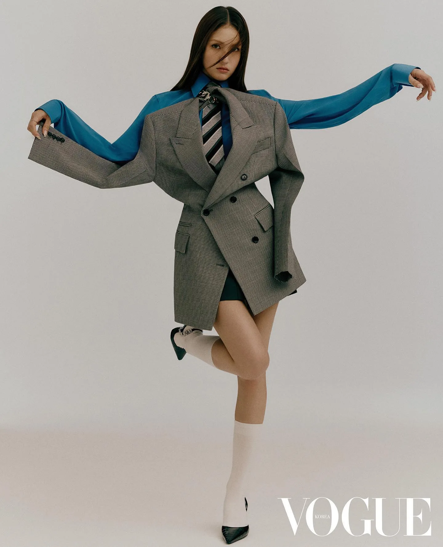 Jeon Somi photo 8 — Blonde, Slim