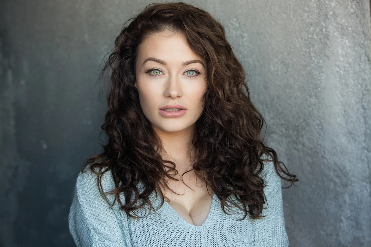 Jess Impiazzi photo 22 — Blue, Caucasian