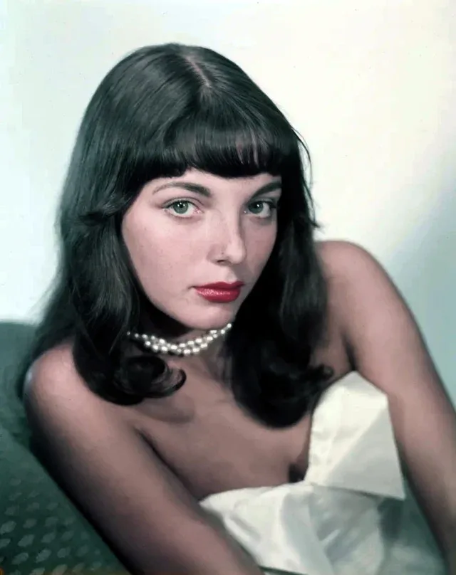 Joan Collins photo 14 — Black, Average