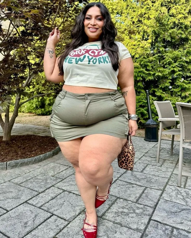 Johana Amaya — Camgirl, Influencer, Plus Size Model, Honduran