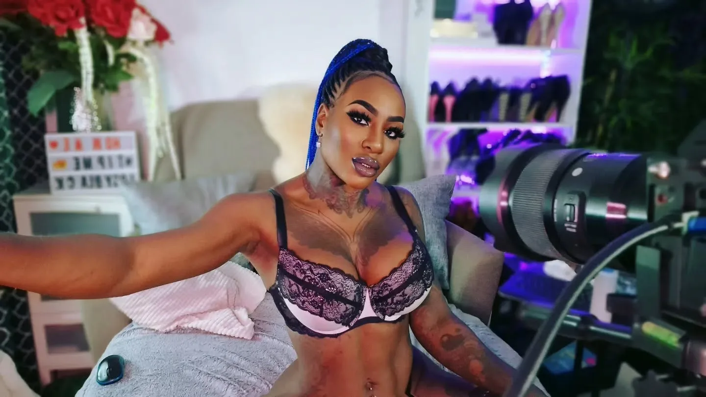 Josy Black photo 4 — Brown, Black