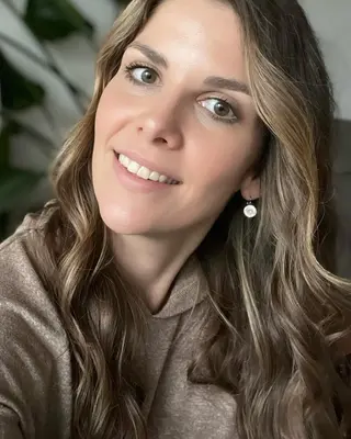 Julia Aschenbrenner photo 10 — Teacher, German