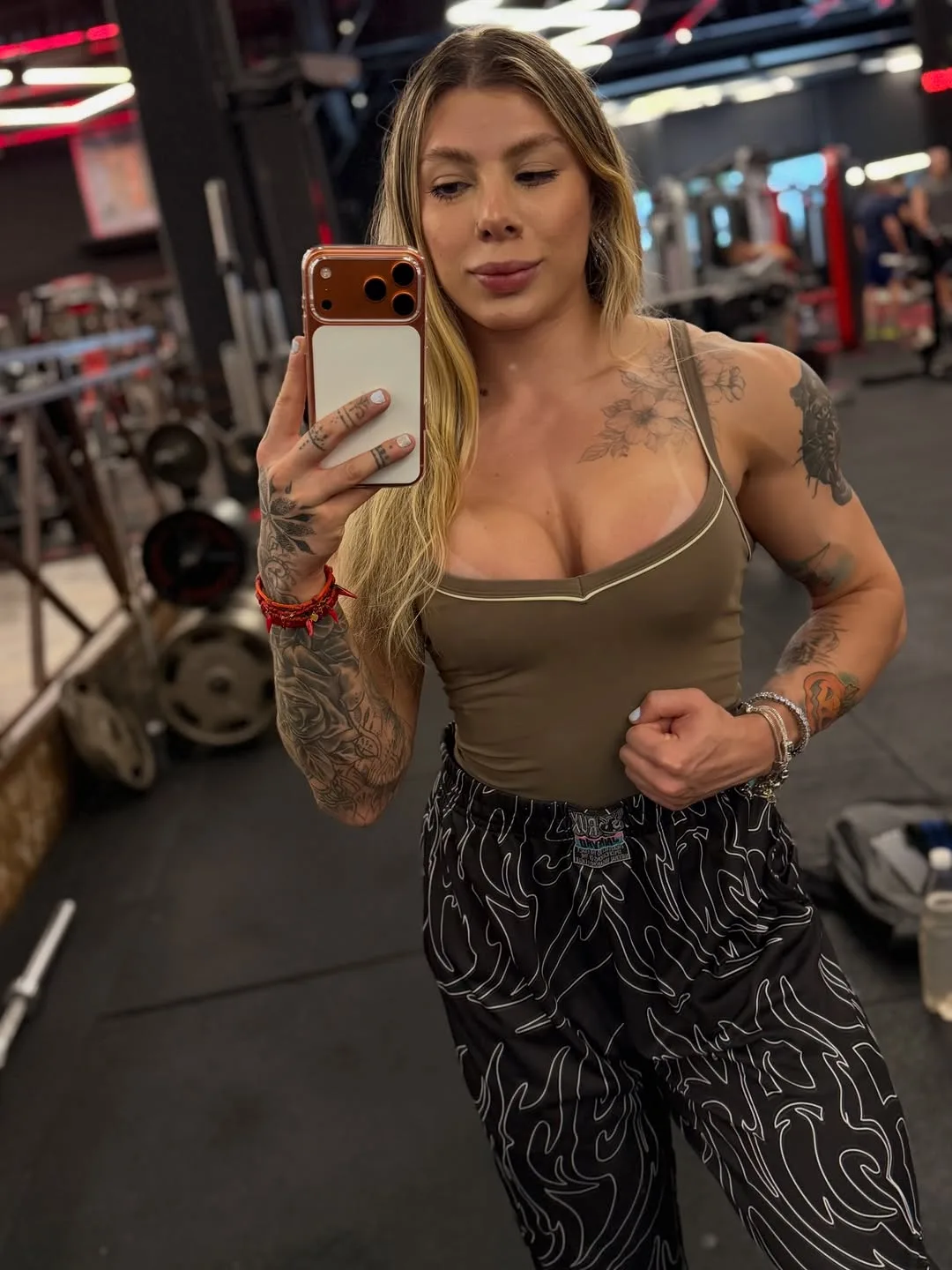 Julia Caceres photo 10 — Brown, Muscular