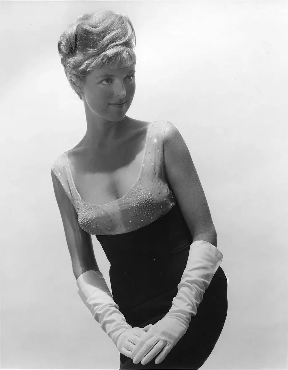 Juliet Anderson photo 3 — Average, Blue