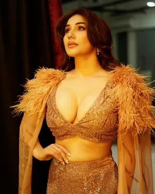 Kangna Sharma photo 10 — Brown, Asian