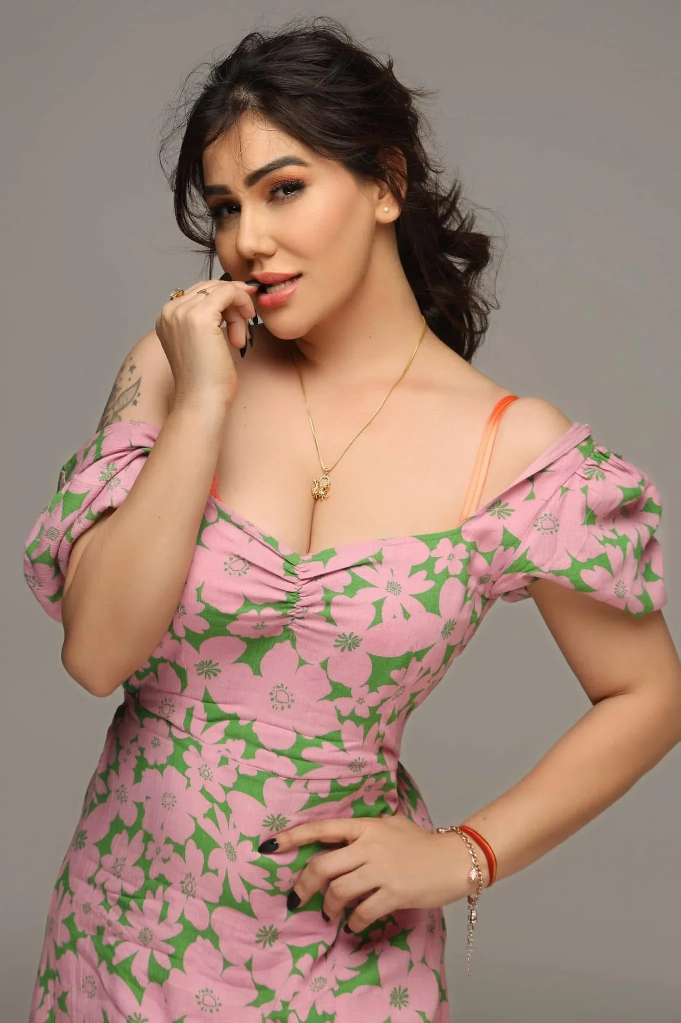 Kangna Sharma photo 20 — Brown, Slim