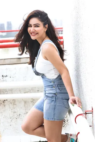 Kangna Sharma photo 3 — Slim, Brown